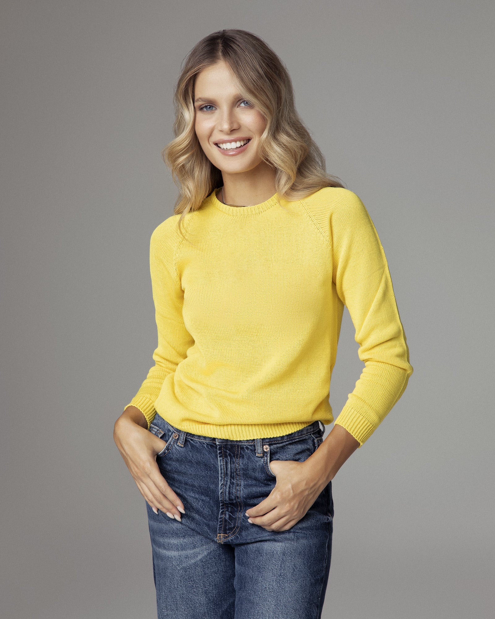 Maglione girocollo in cotone organico giallo vegano sostenibile