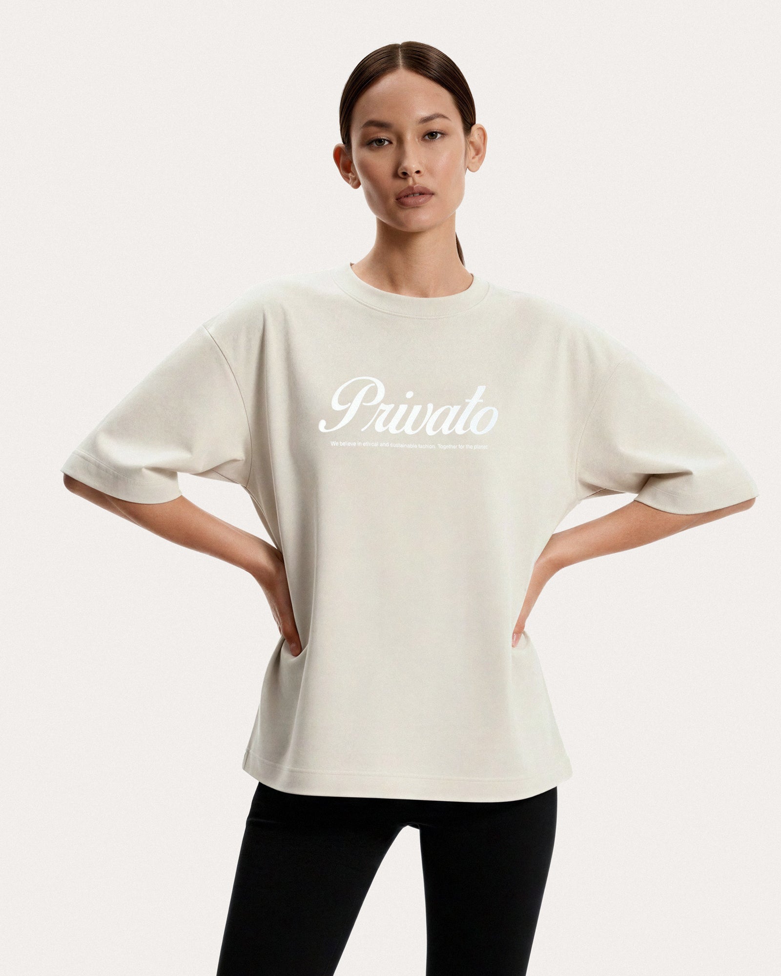 T-shirt beige con logo e maniche scese