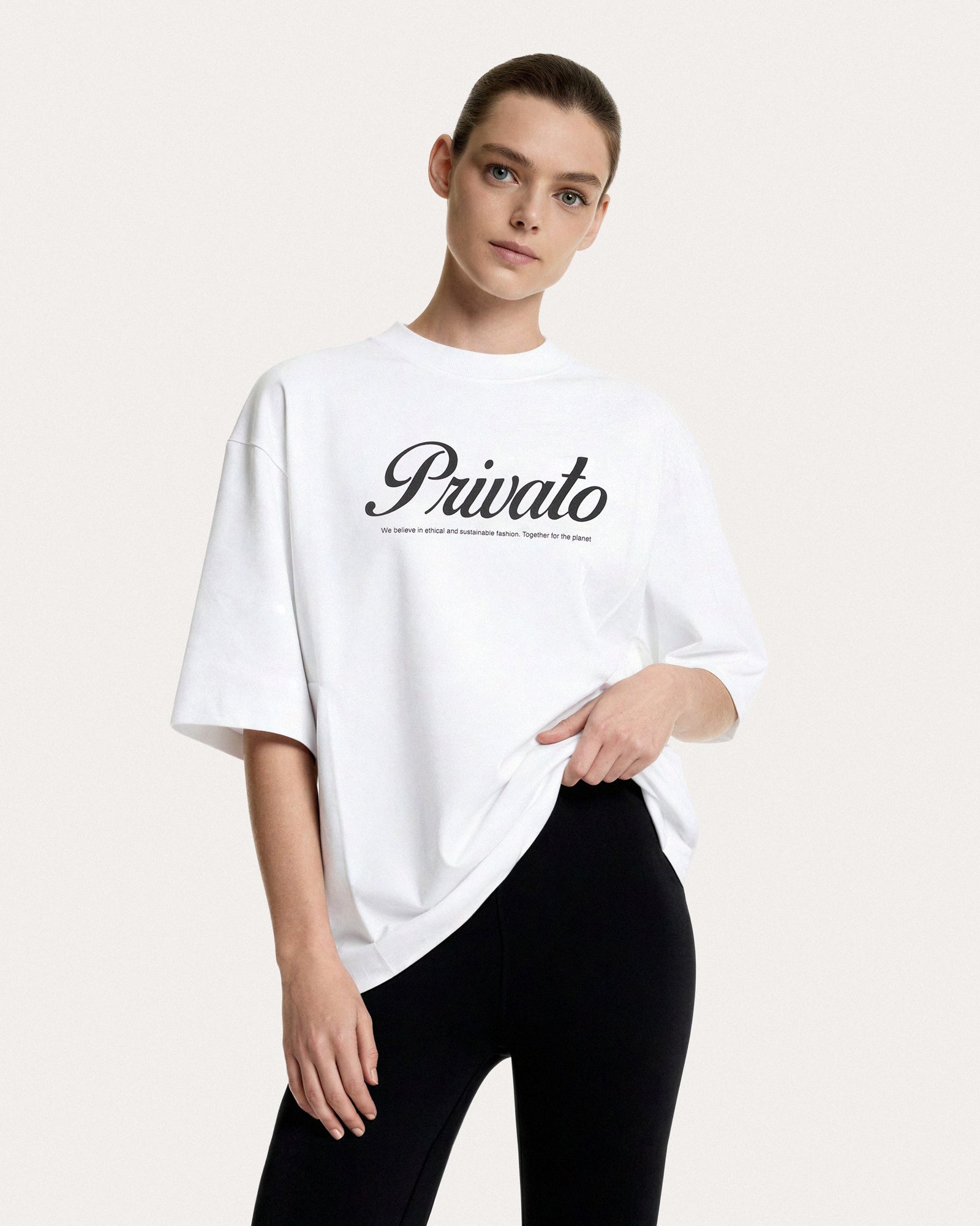 T-shirt bianca con logo e maniche scese