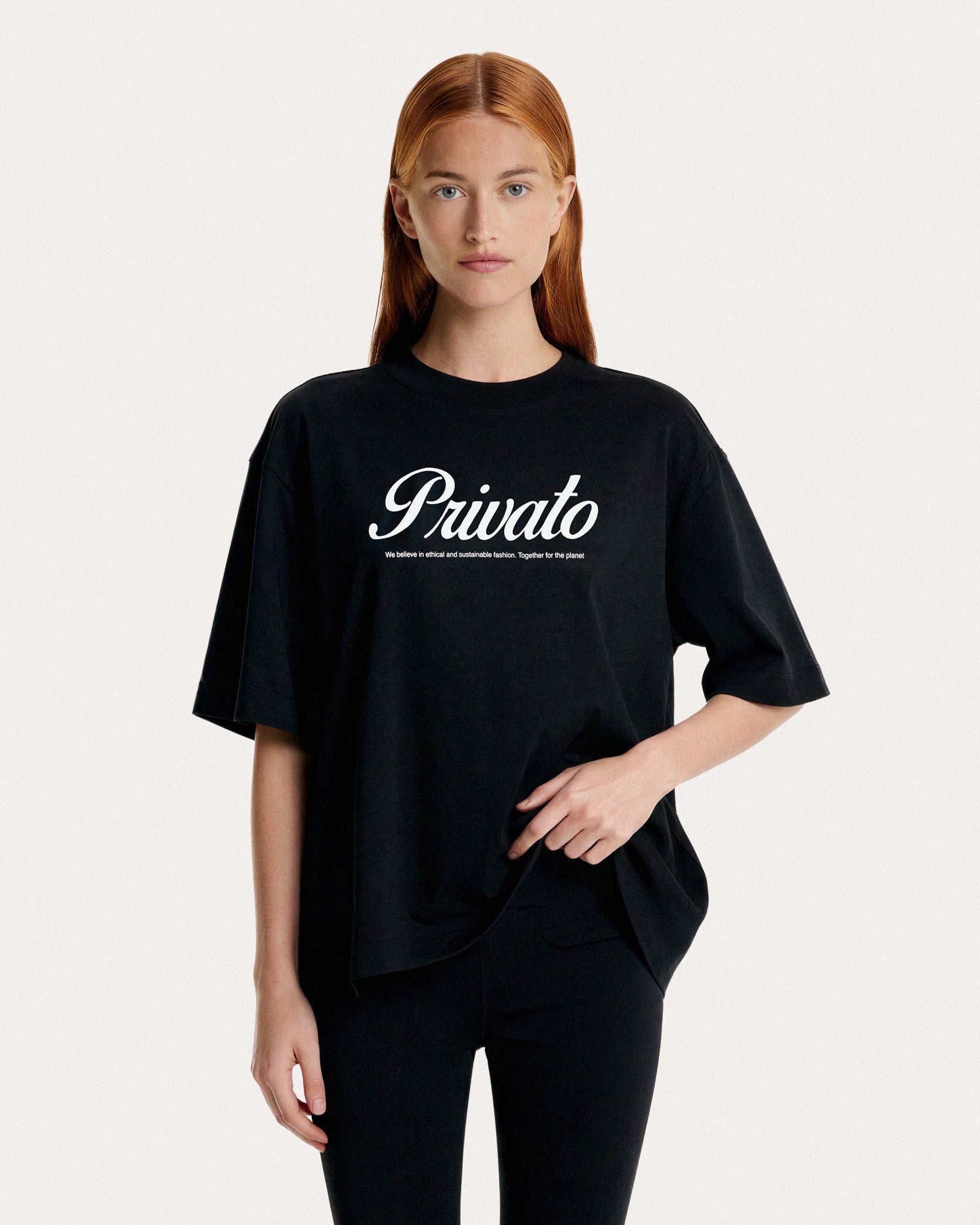 T-shirt nera con logo e maniche scese